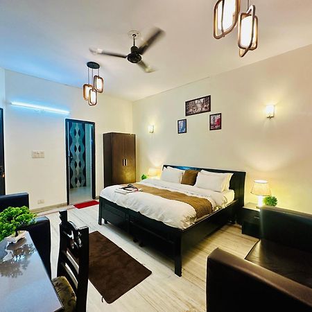 The White Scent-Near Noida Sector 18 Metro Hotel Exterior photo