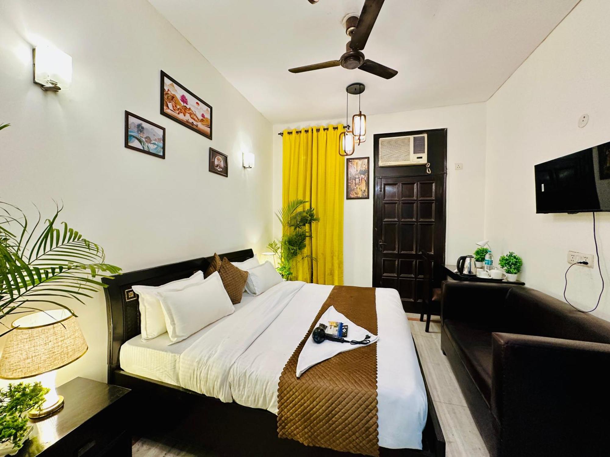 The White Scent-Near Noida Sector 18 Metro Hotel Exterior photo