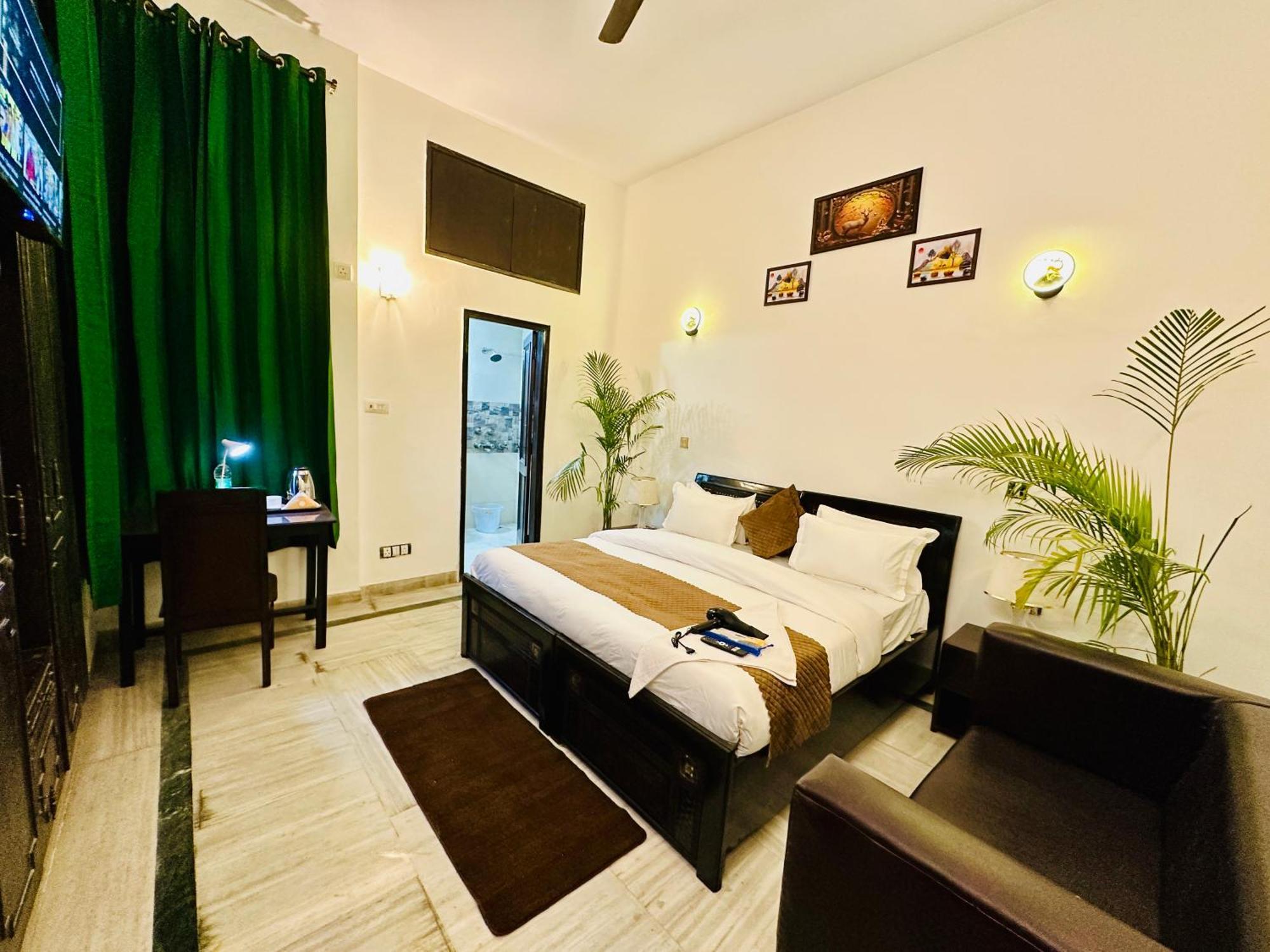 The White Scent-Near Noida Sector 18 Metro Hotel Exterior photo