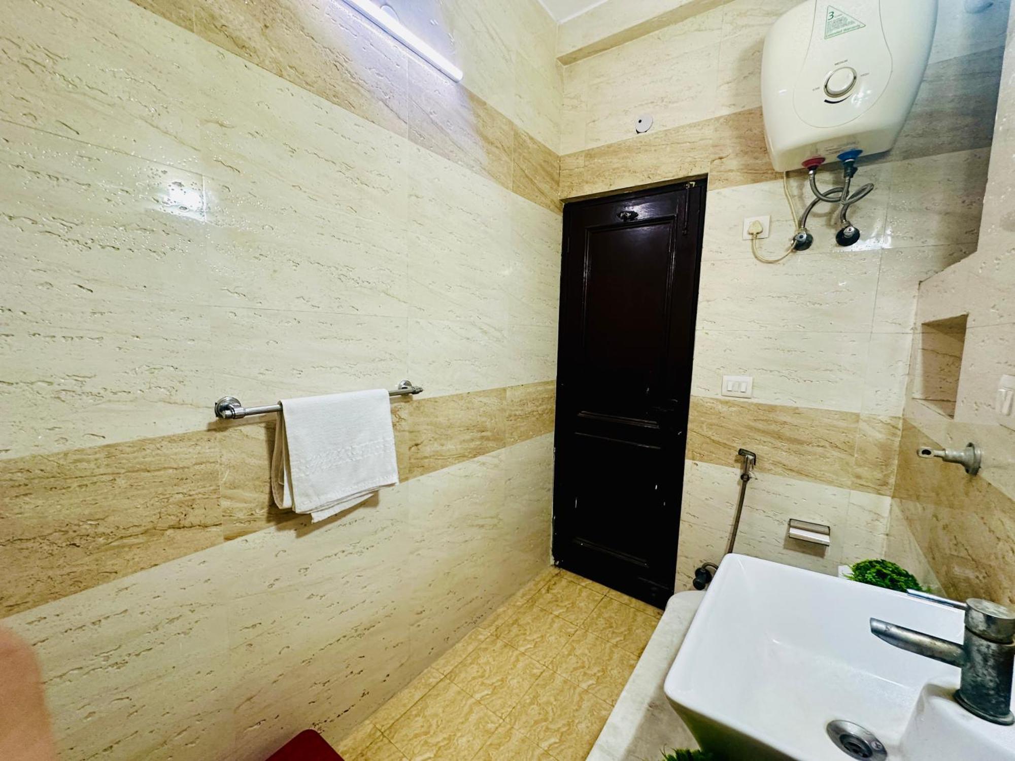 The White Scent-Near Noida Sector 18 Metro Hotel Exterior photo