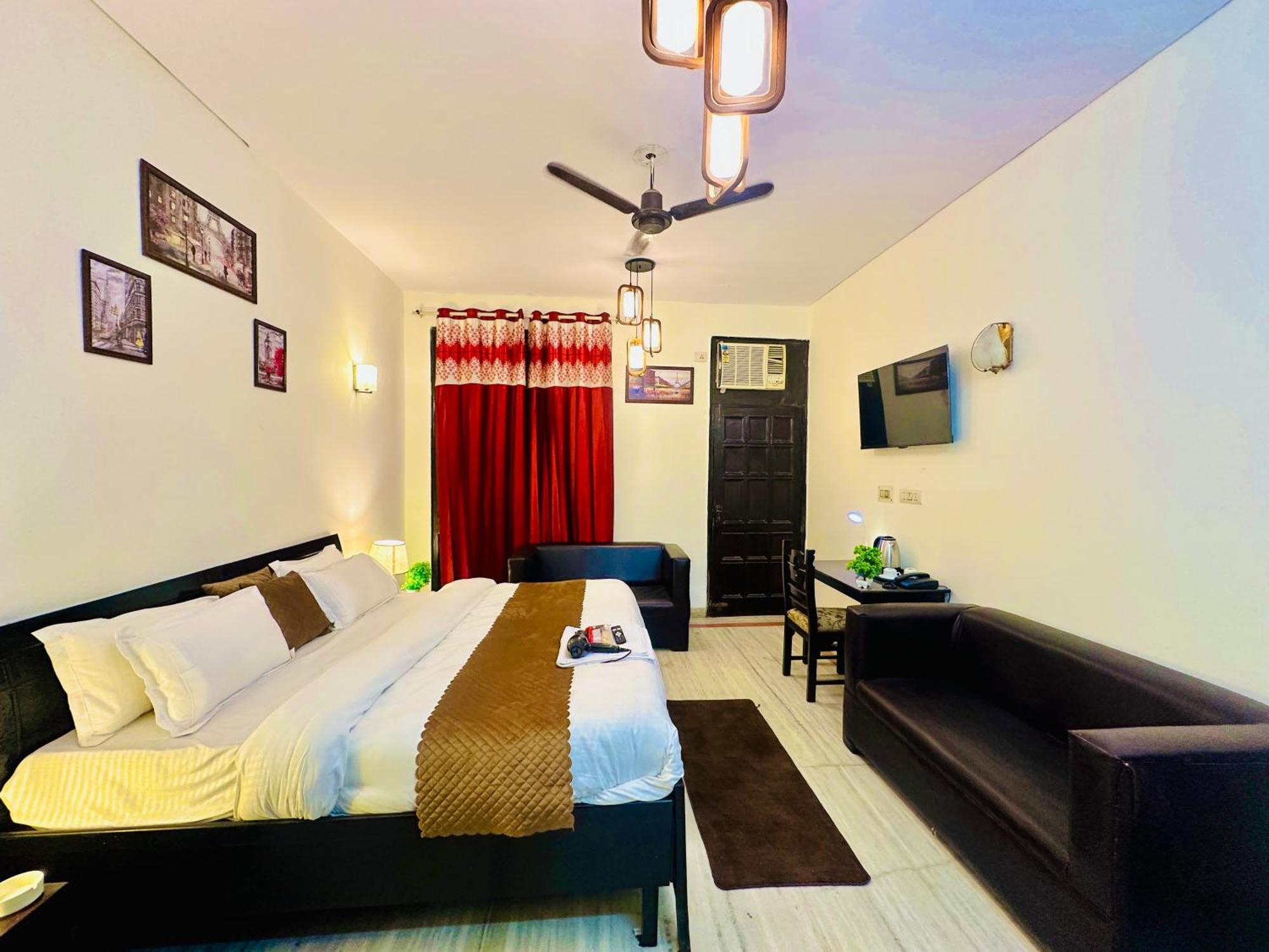 The White Scent-Near Noida Sector 18 Metro Hotel Exterior photo