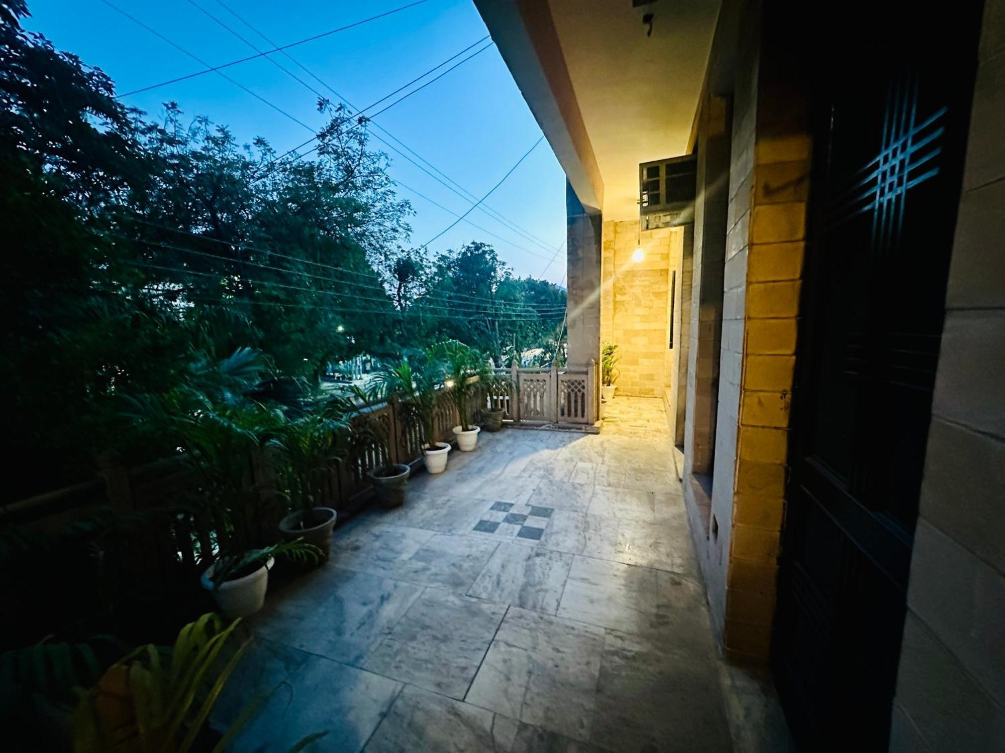 The White Scent-Near Noida Sector 18 Metro Hotel Exterior photo